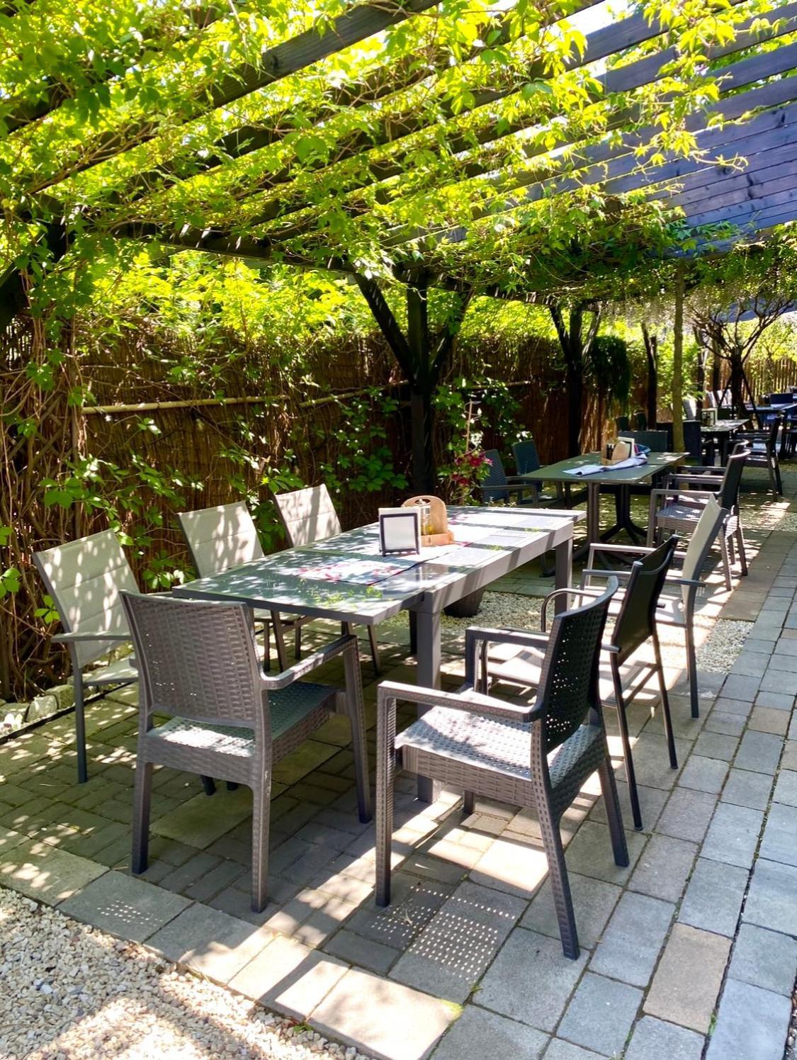 Old Tree Village & Restaurant Oswiecim Bagian luar foto