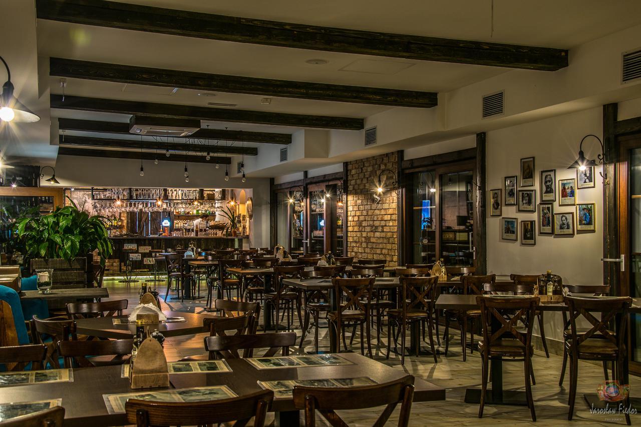Old Tree Village & Restaurant Oswiecim Bagian luar foto